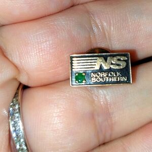 NORFOLK SOUTHERN 10K GOLD EMERALD 30 YEAR SERVICE TIE TACK PIN